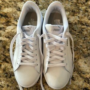 Women’s Puma Vikki V Leather Sneaker.   White, Size 8 Worn 5x